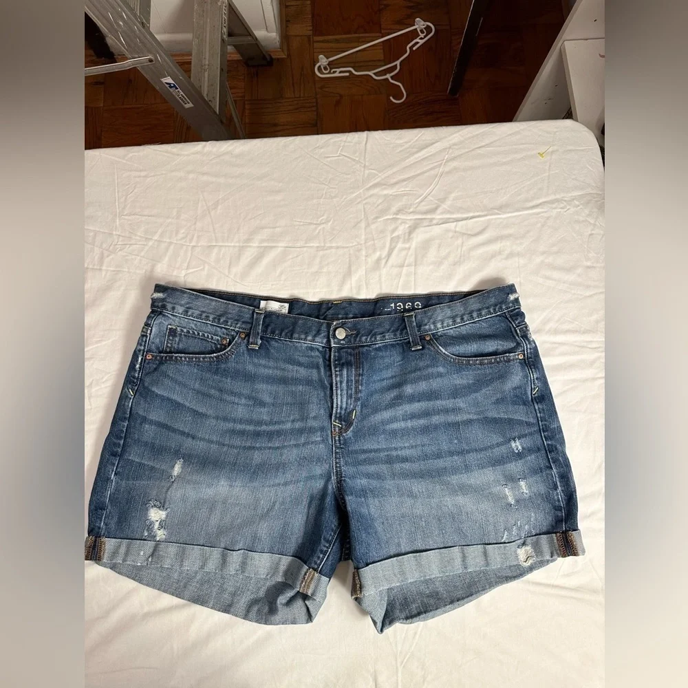 Gap 1969 Sexy Boyfriend Shorts Women’s Size 35r